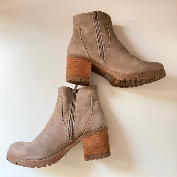 Korks-Ease Esmerelda Taupe Suede Lug Sole Block Heel Ankle Booties Size 8 - Picture 3 of 12